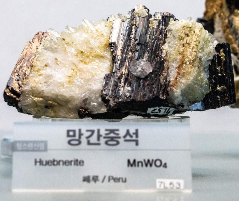 망간중석/..탄산염