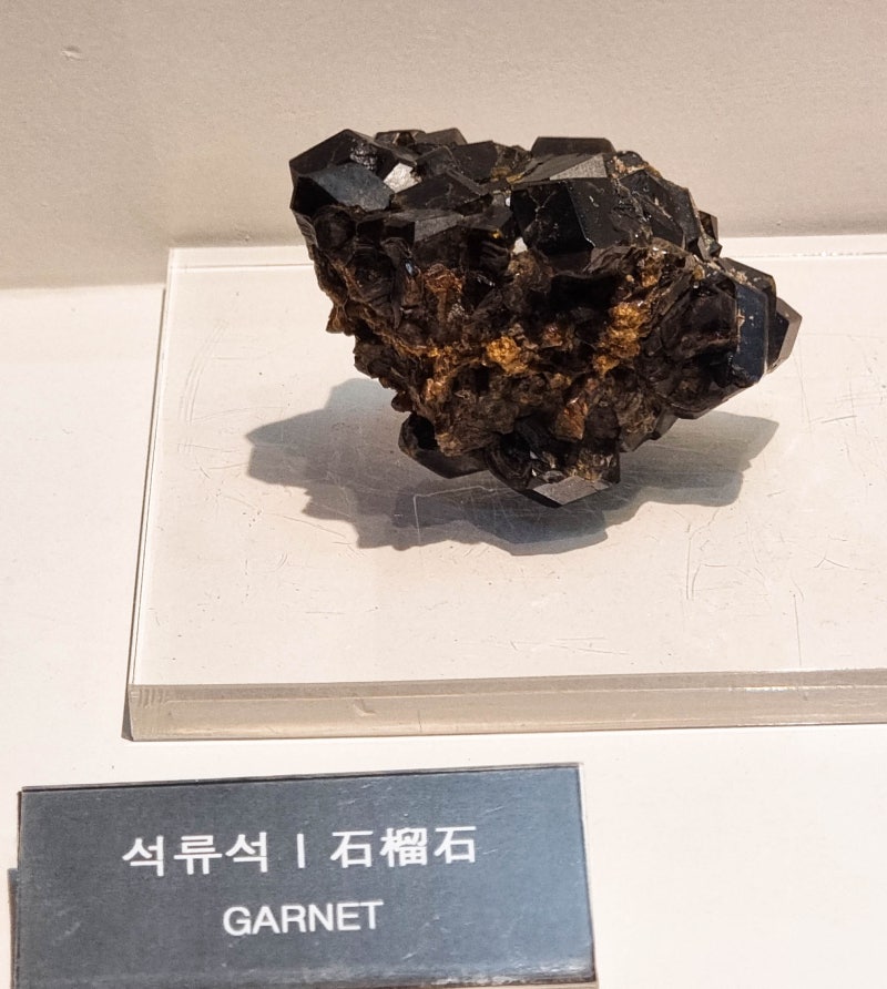석류석(石榴石)