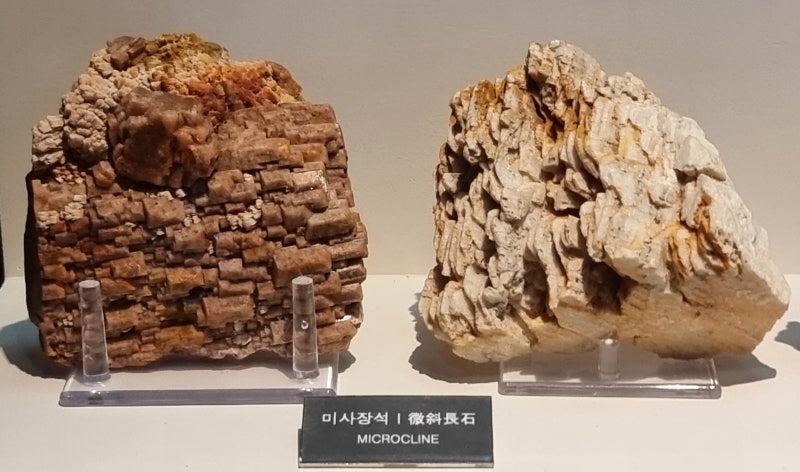 미사장석(微斜長石)
