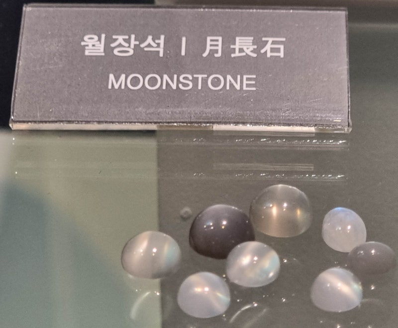 월장석(月長石)